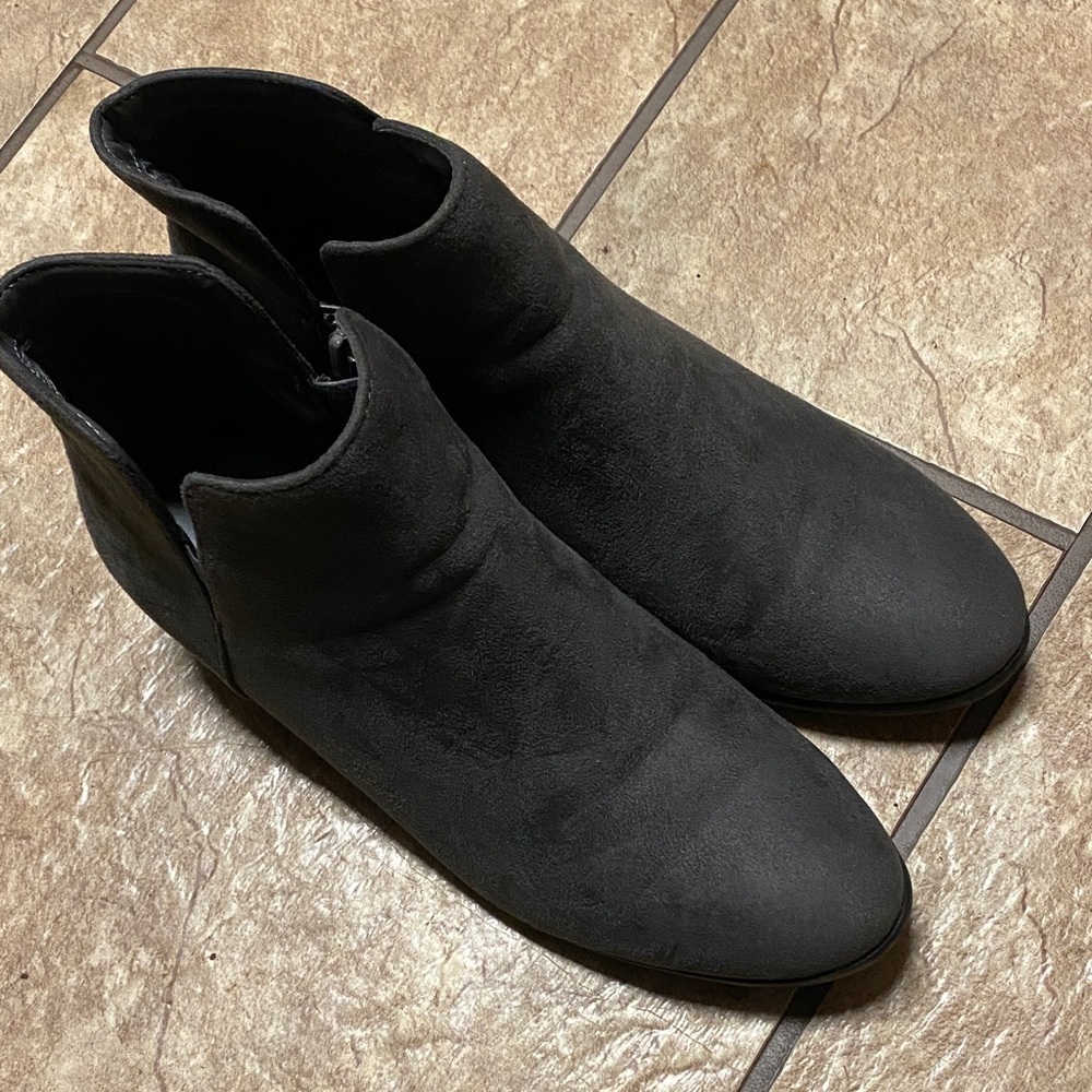 Women’s Faux Suede Gray Ankle Boots Size 9